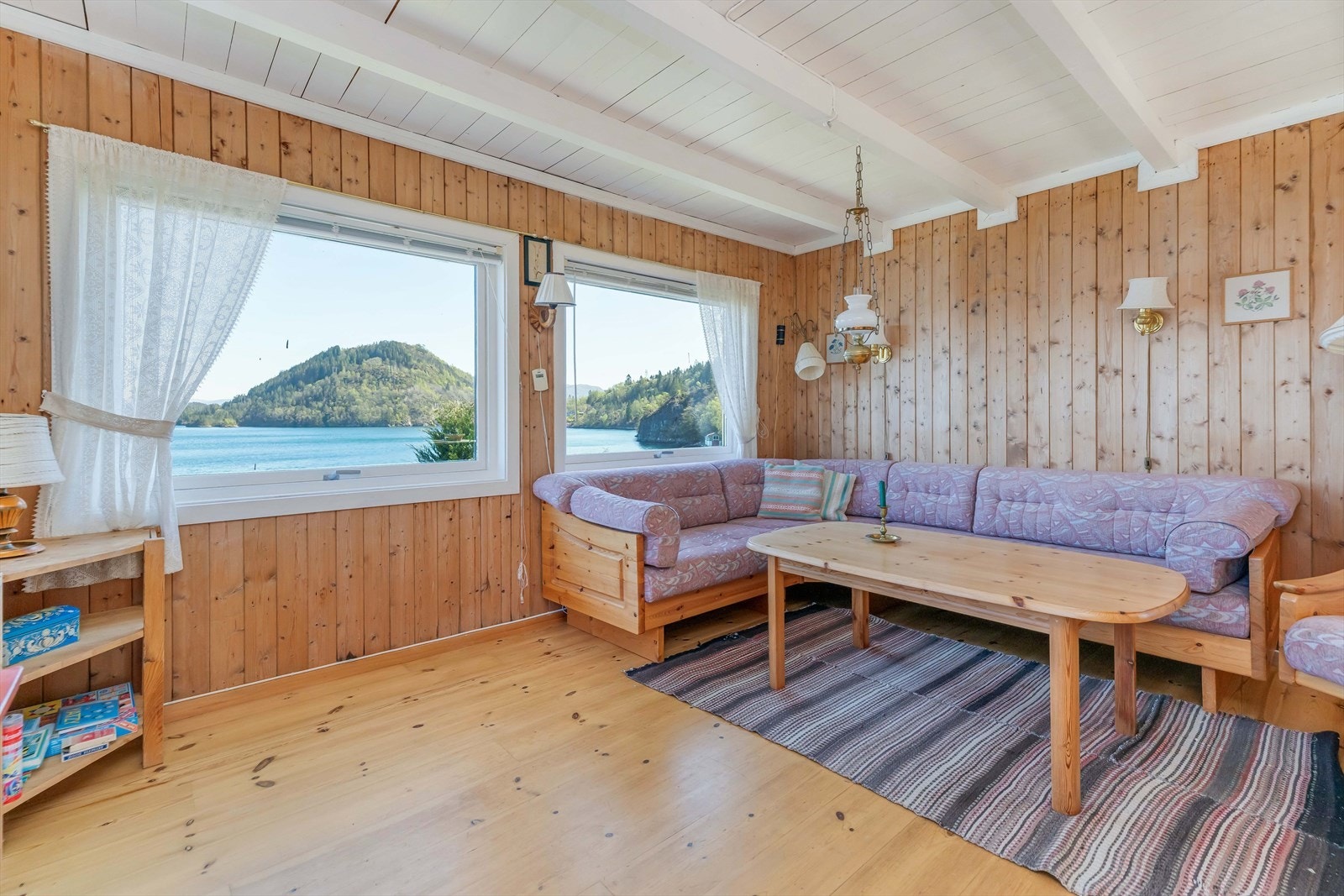 Stuen har en vidstrakt utsikt over fjorden. To av vinduene i rommet er fra 2007. Galleribilde