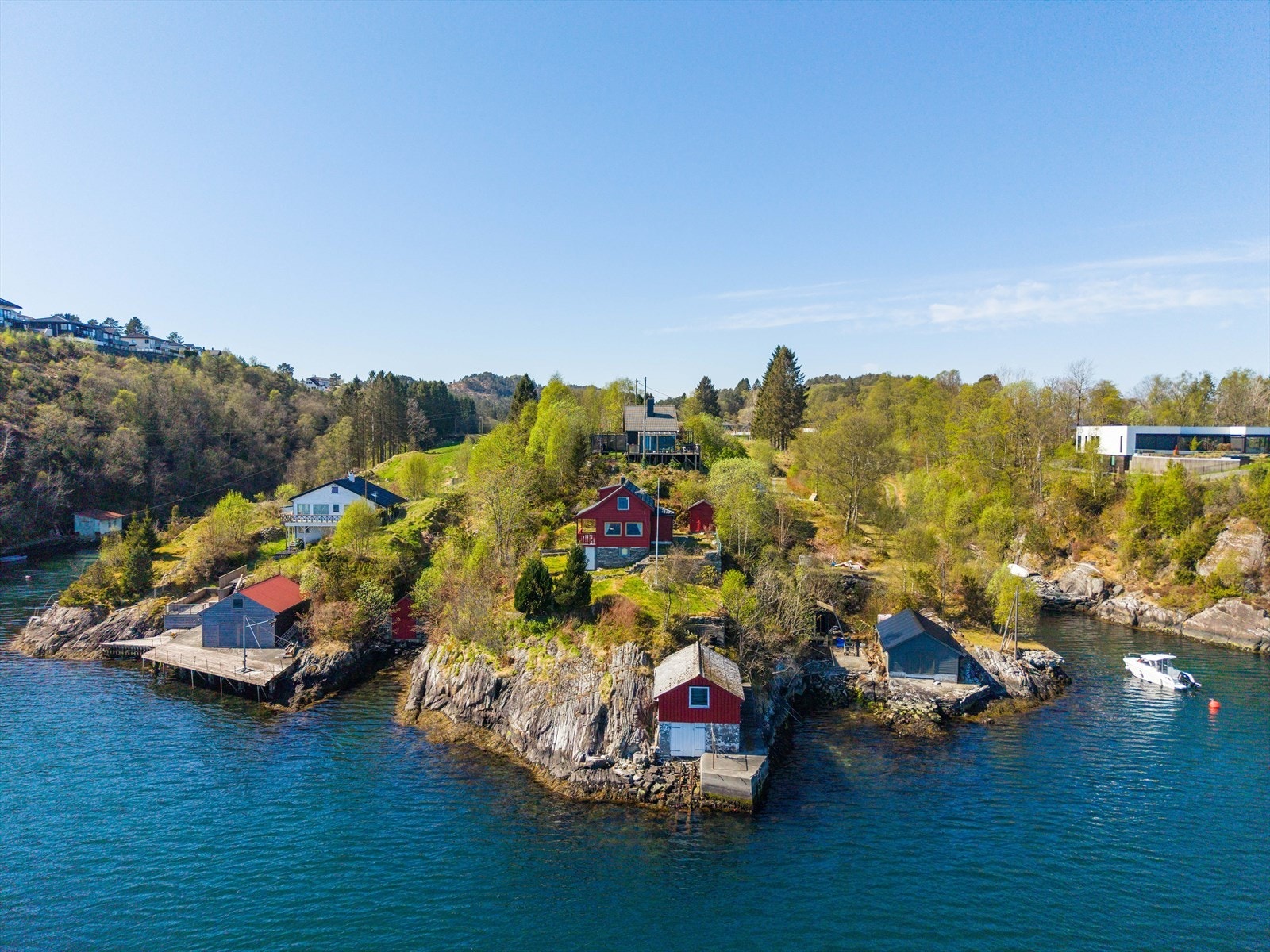 Eiendommen består av fritidsbolig, bod og naust, idyllisk plassert ved fjorden. Galleribilde