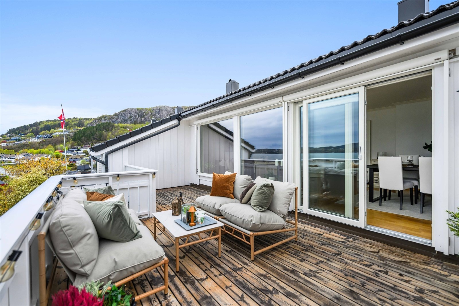 Stor terrasse. Nyere 3-lags stuevindu og skyvedør. Galleribilde