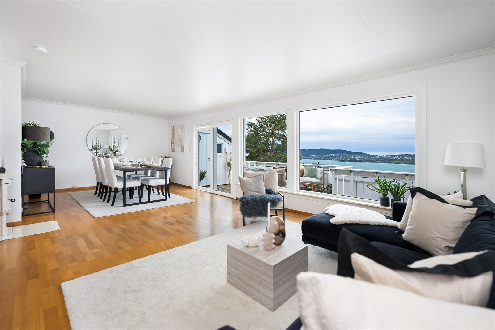 Fra stue er det flott utsikt til Byfjorden Galleribilde