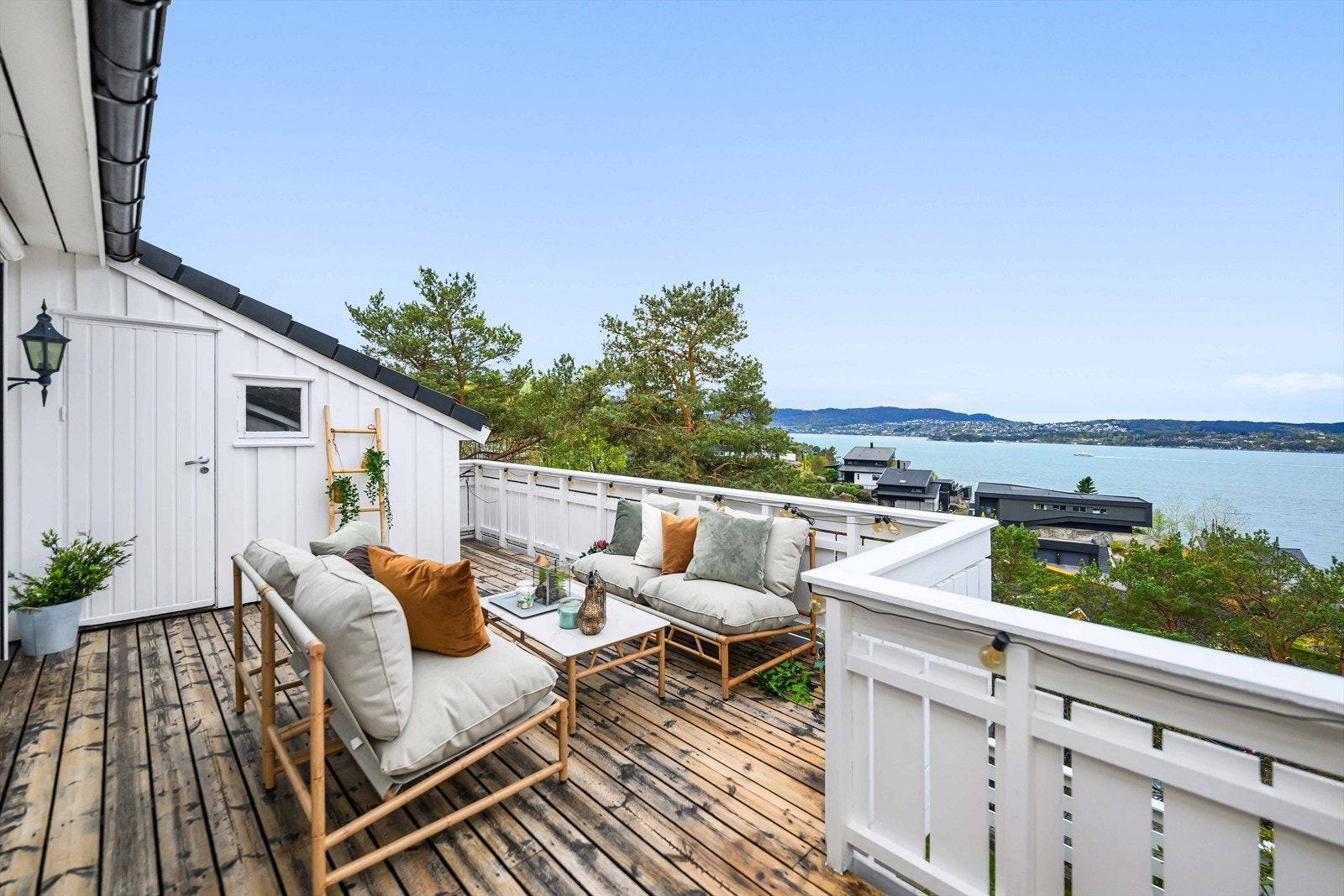 Terrasse med bod Galleribilde