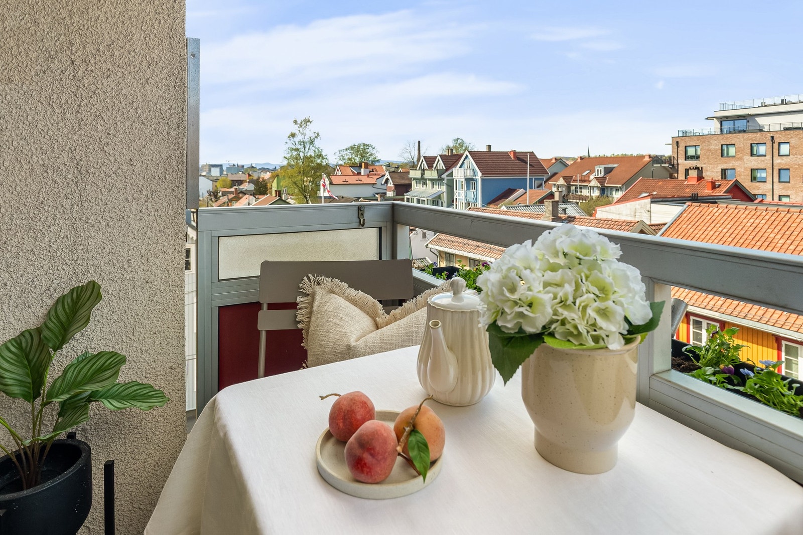 På balkongen har du gode solforhold og plass til sittegruppe. Galleribilde