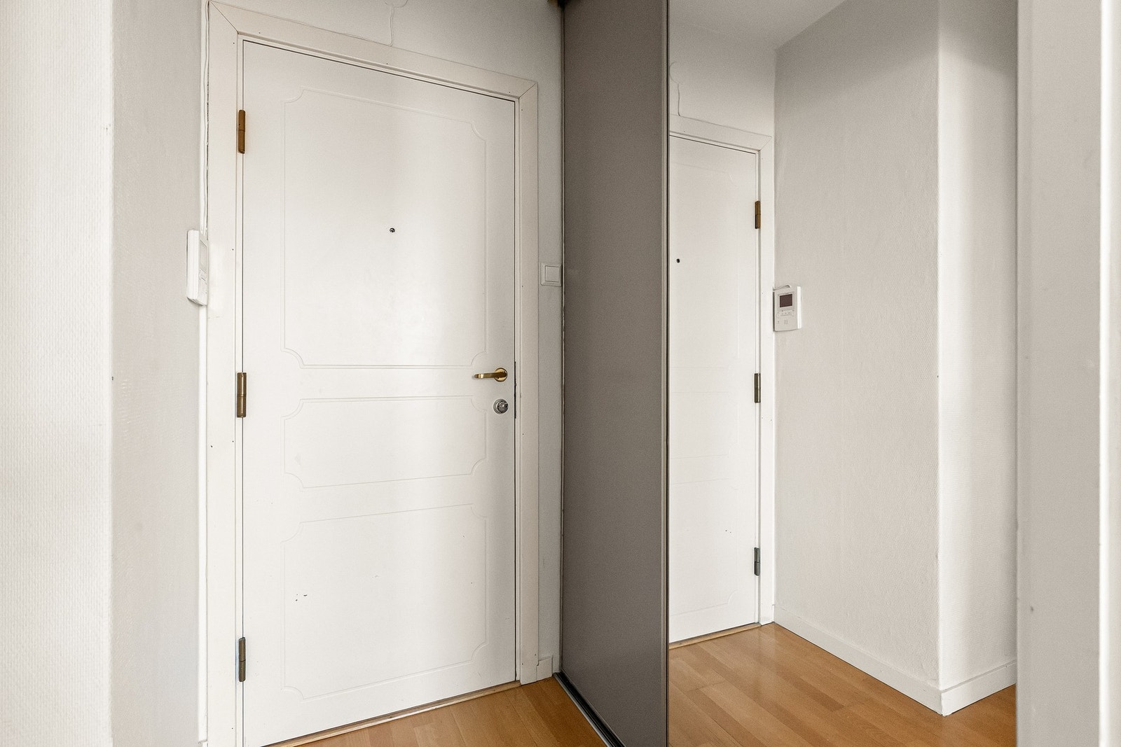 Leiligheten har en hyggelig entré med skyvedørsgarderobe. Galleribilde