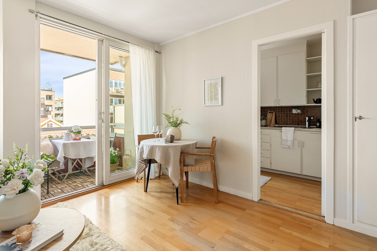 Rommet har en fleksibel planløsning med god plass til både sofagruppe og spiseplass. Galleribilde