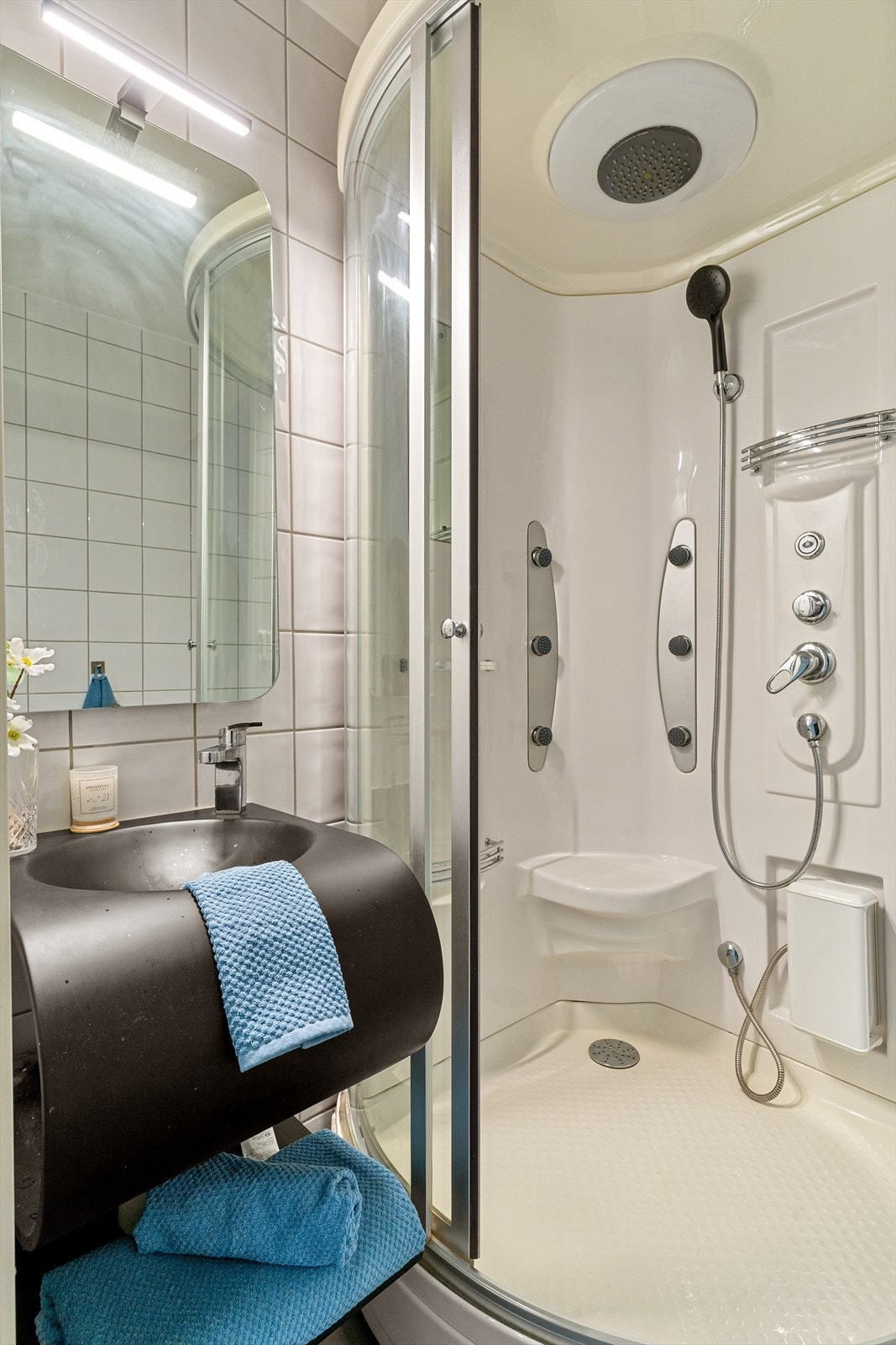 Badet i 3. etasje er utstyrt med dusjkabinett og servant. Galleribilde