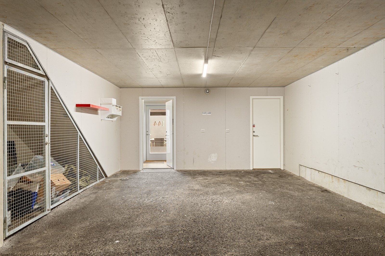 Praktisk adkomst direkte fra de to private parkeringsplassene i lukket anlegg. Galleribilde
