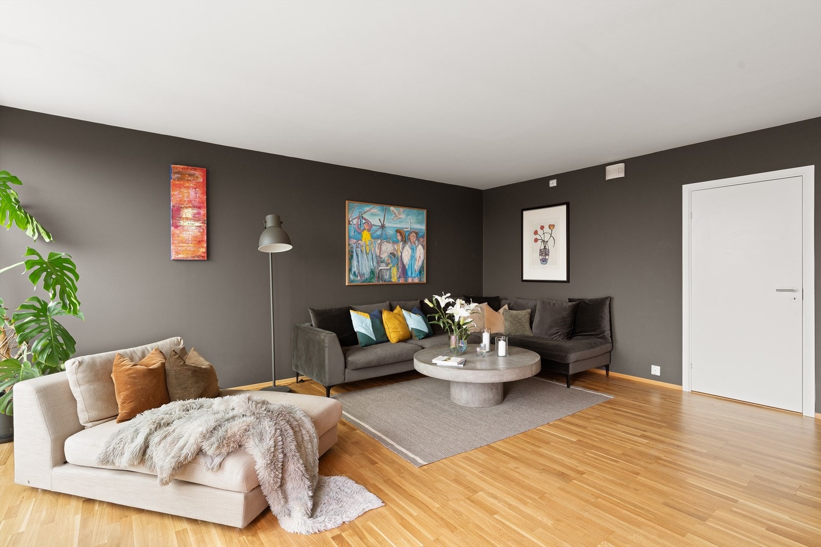 Rommet er lett å møblere og har god plass til en stor sofagruppe. Galleribilde