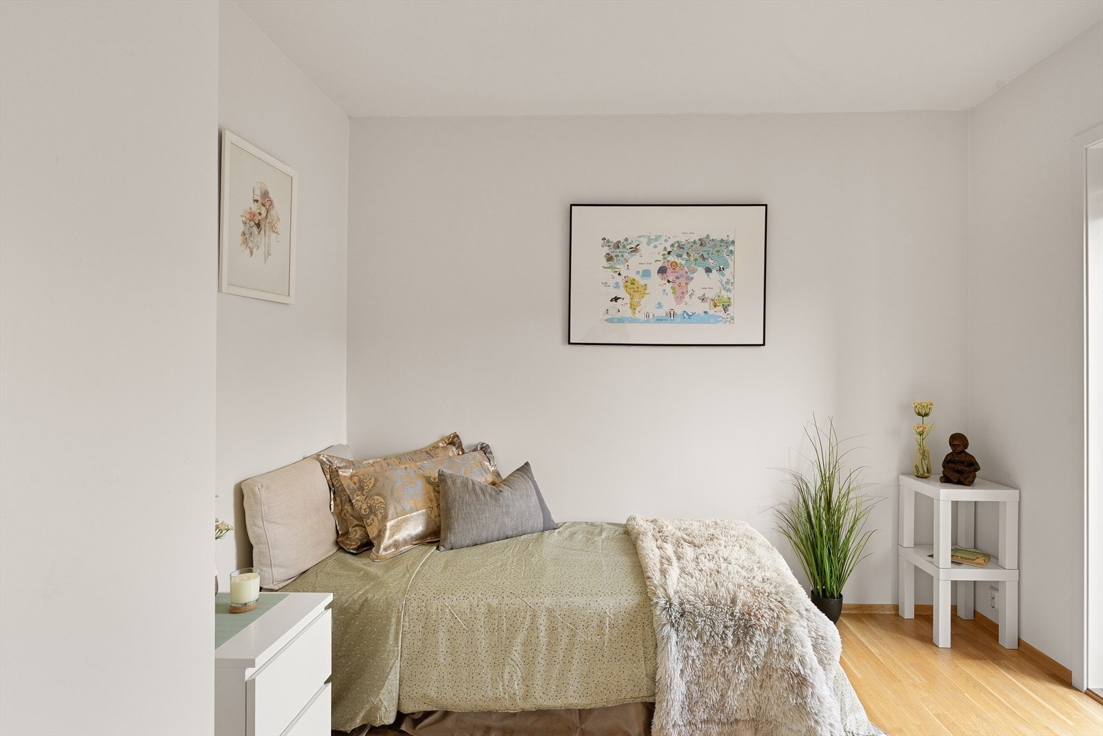 Lyst og trivelig soverom med parkett på gulvet. Galleribilde