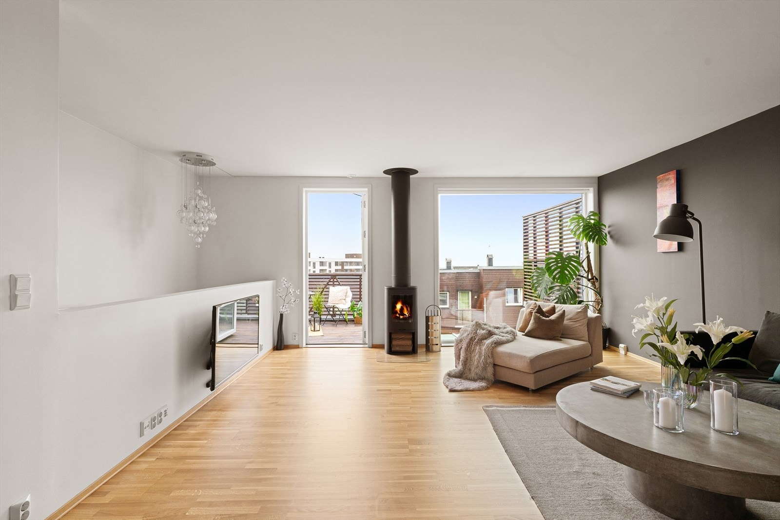 Stuen i 3. etasje har en moderne vedovn for ekstra varme og hygge. Galleribilde