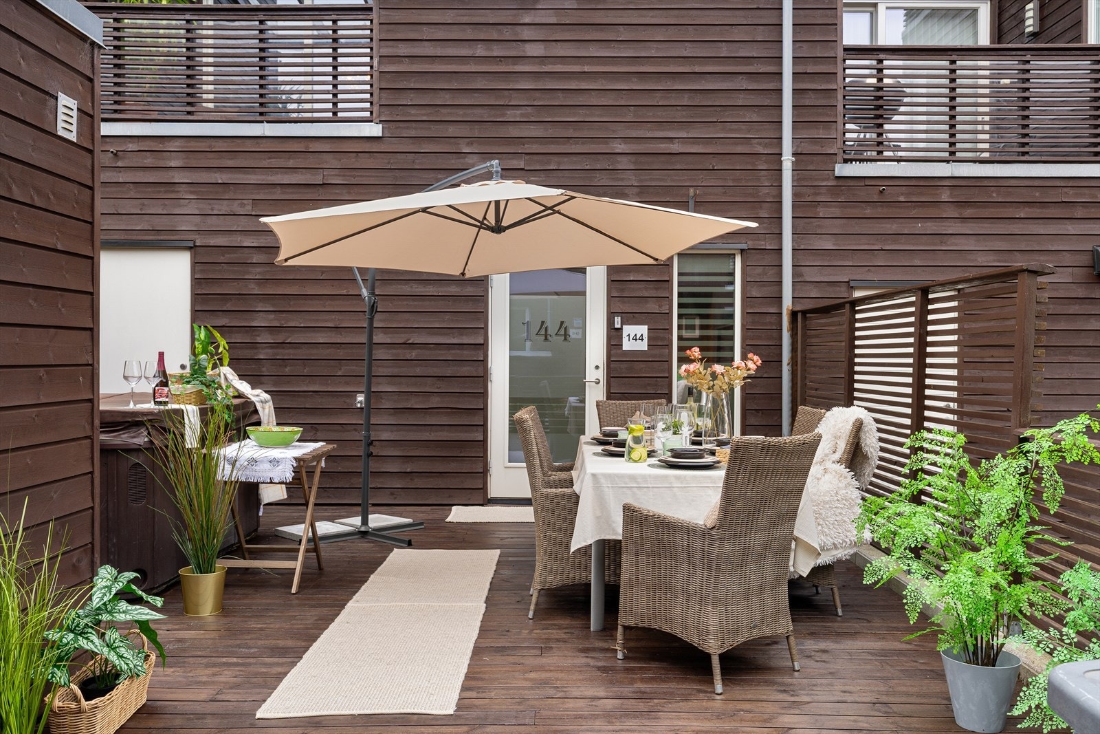 Boligen har en stor markterrasse på 37 m², og ligger med nærhet til både Tastasenteret og turområder som Stokkavannet. Galleribilde