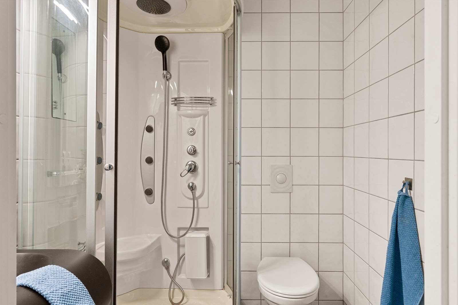 Også dette badet har flislagt gulv med vannbåren varme og balansert ventilasjon. Galleribilde