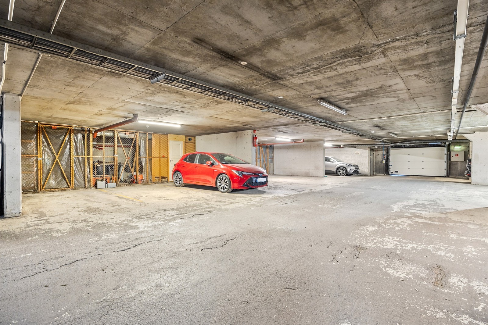 Leiligheten disponerer en parkeringsplass (nr. 43) i felles garasjeanlegg. Mulighet for lading av el-bil. Galleribilde