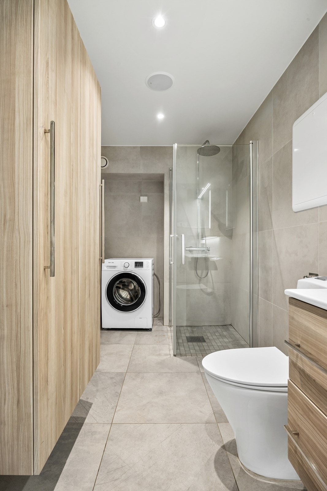Badet er funksjonelt innredet med opplegg for vaskemaskin og god skapplass. Galleribilde