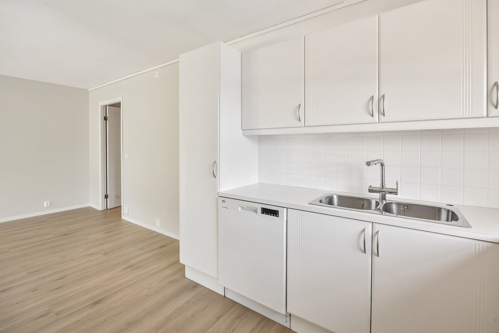 Leiligheten har en gjennomgående moderne og lys utførelse. Galleribilde