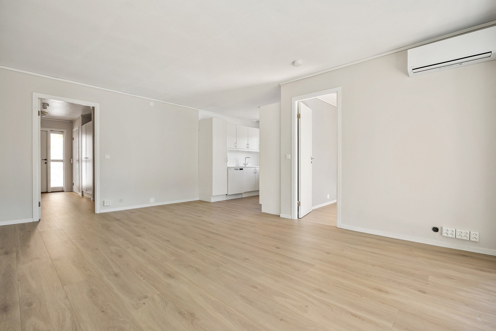Gjennomgående laminatgulv og lyse veggflater gir et helhetlig inntrykk og et godt utgangspunkt for egen innredning. Galleribilde