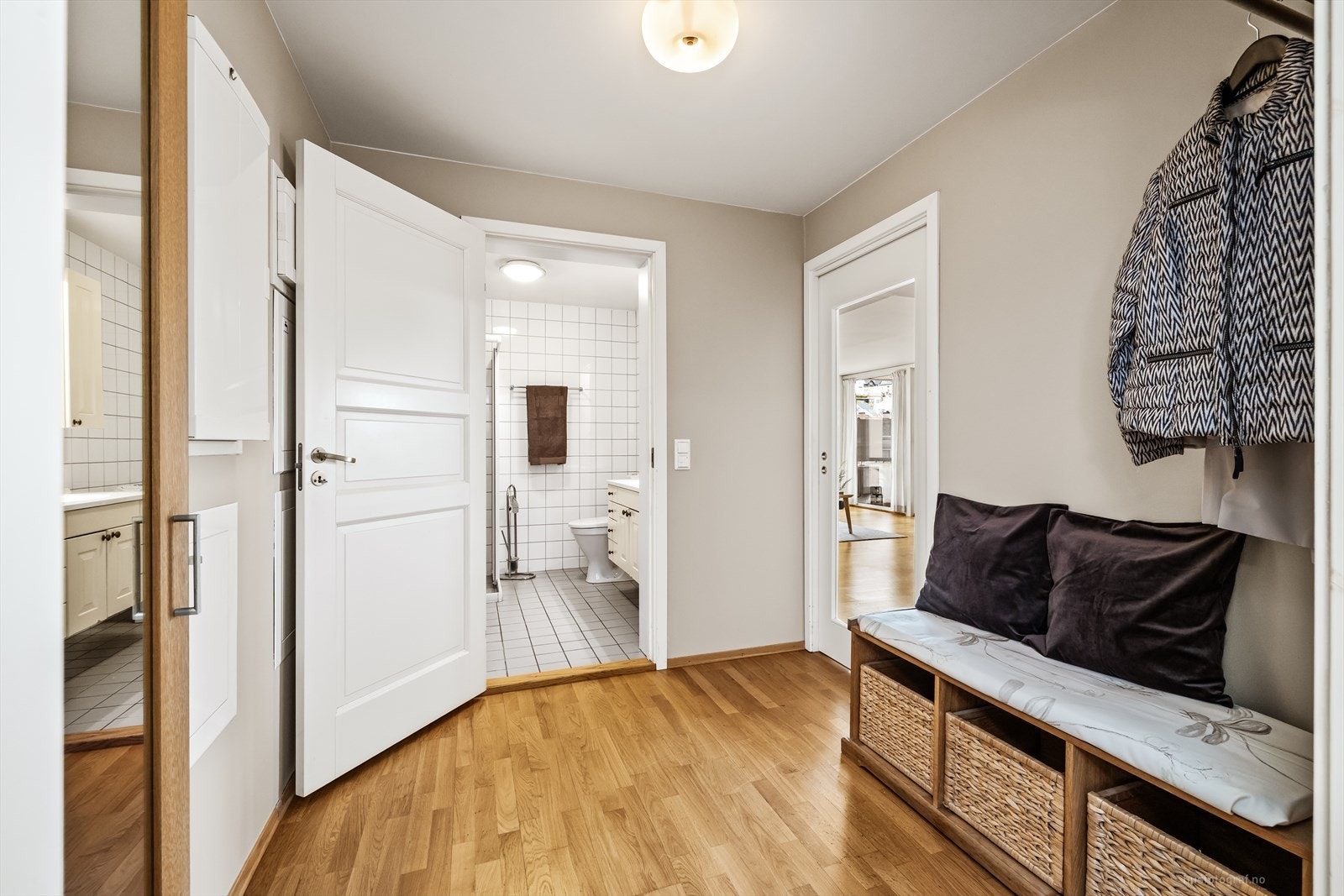 Fra gangen er det adkomst til badet og videre inn mot leilighetens oppholdsrom. Galleribilde