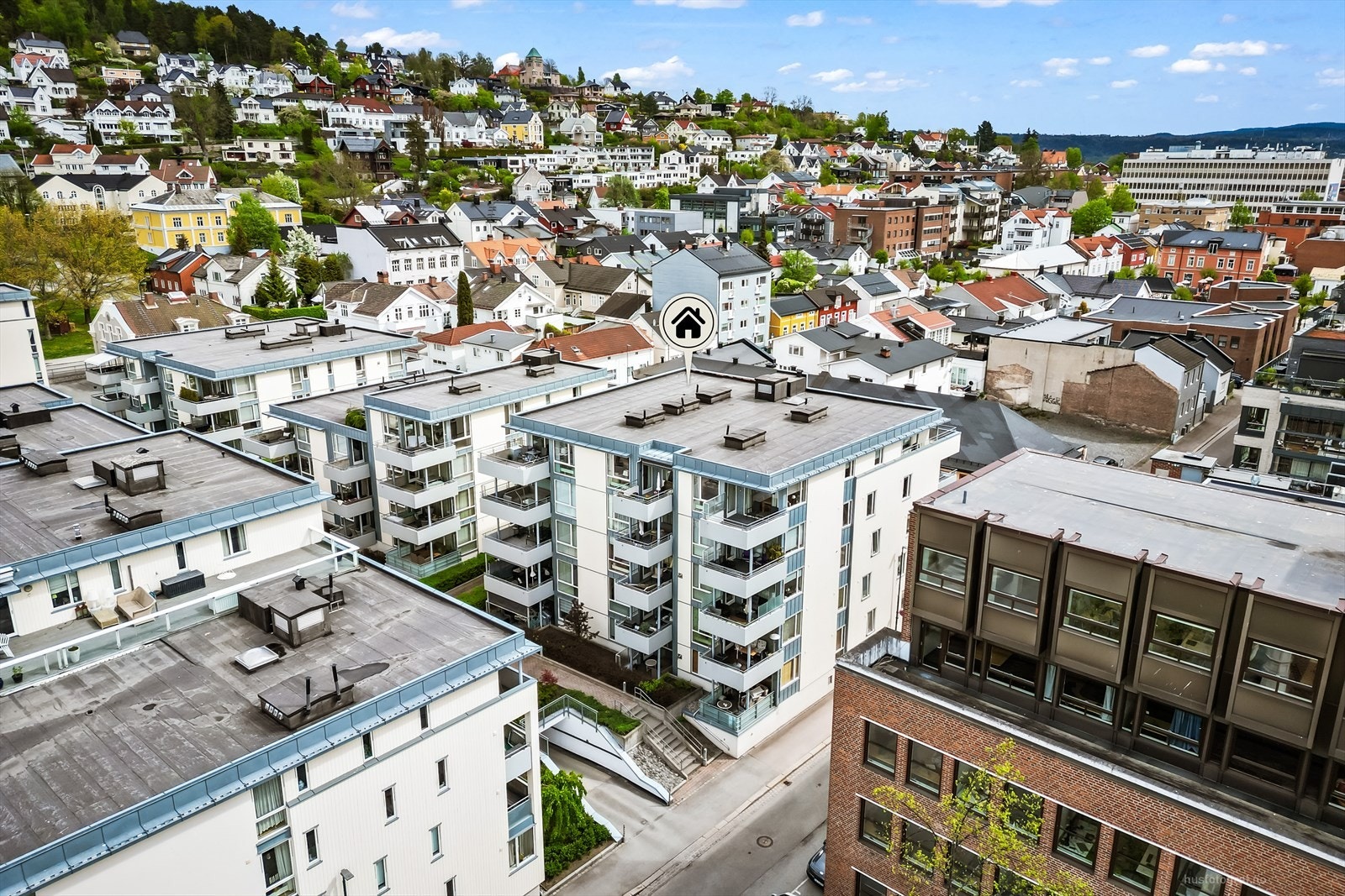 Beliggenheten er ideell for pendlere og for de som vil nyte bylivet. Galleribilde