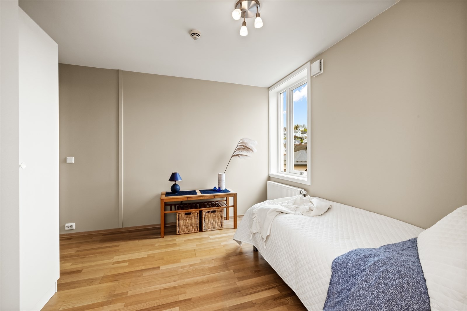 Rommet har en praktisk skyvedørsgarderobe med et smart innredningssystem. Galleribilde