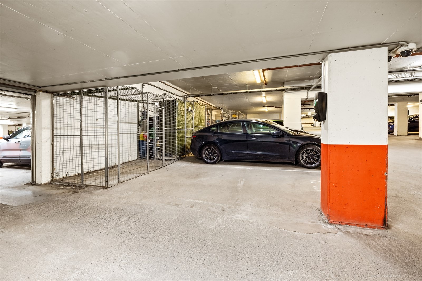 Det medfølger parkeringsplass med elbillader og en bod på 5 m² i felles garasjeanlegg. Galleribilde