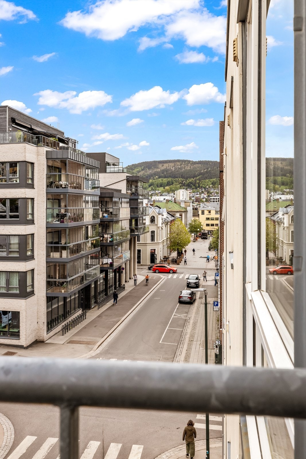 Koselig skjermet balkong - her kan man sitte og følge med på bylivet Galleribilde