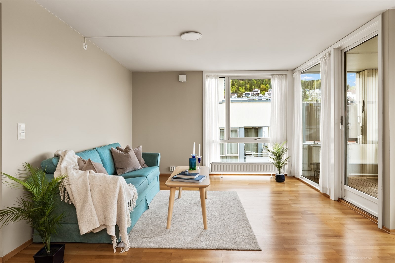Store vindusflater og en plassering på hjørnet slipper inn rikelig med dagslys. Galleribilde