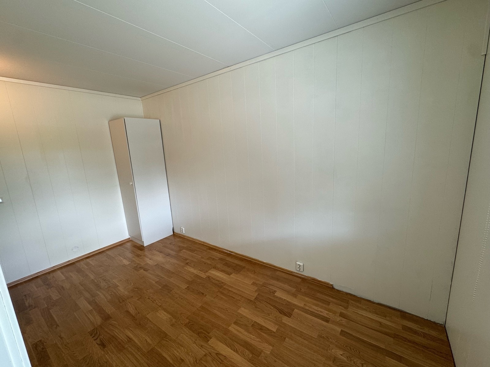 Her er det plass til en stor seng og ekstra kommode. Galleribilde