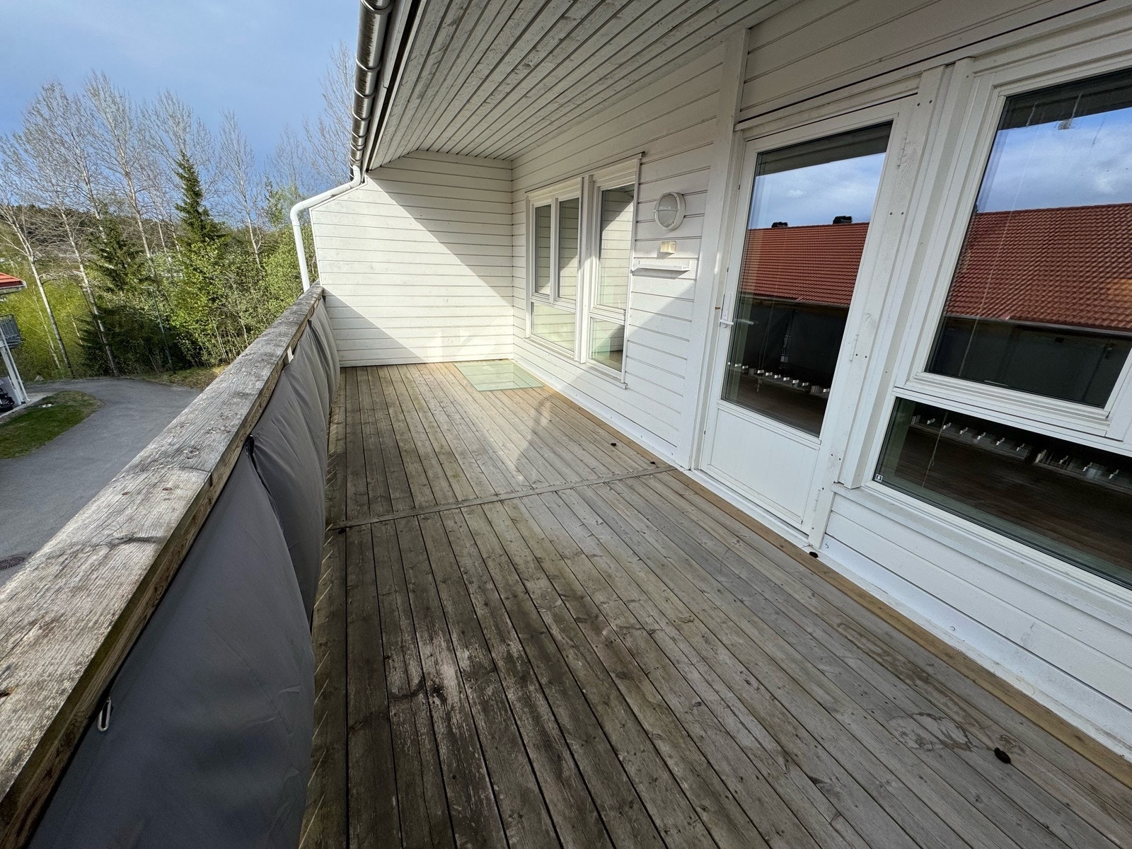 Stor veranda som er like lang som leiligheten. Galleribilde