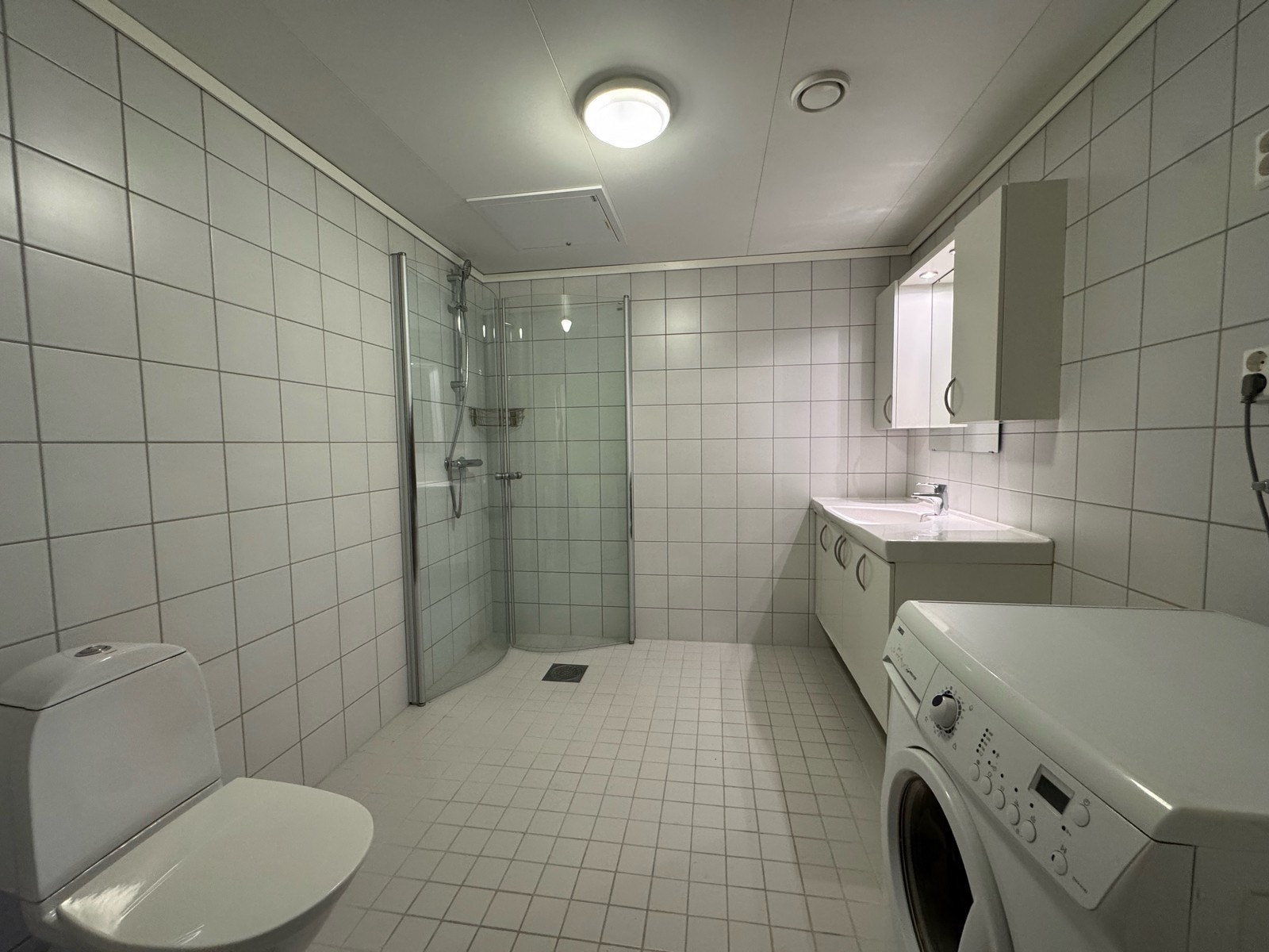 Badet er romslig og har bred servant, vaskemaskin, dusj og toalett. Galleribilde