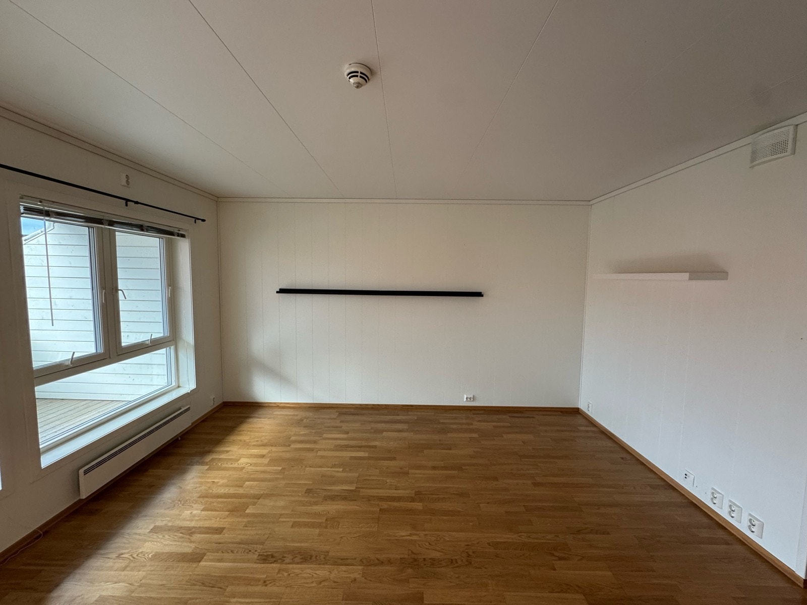 Store vindusflater som slipper inn mye naturlig lys og utgang til veranda. Galleribilde