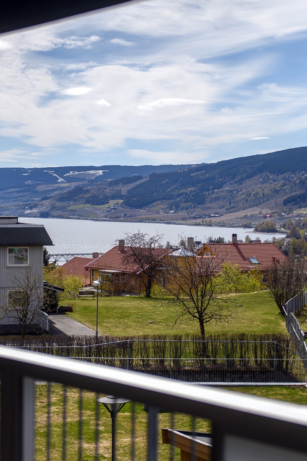 Fra balkongen har du utsikt mot Mjøsa. Galleribilde