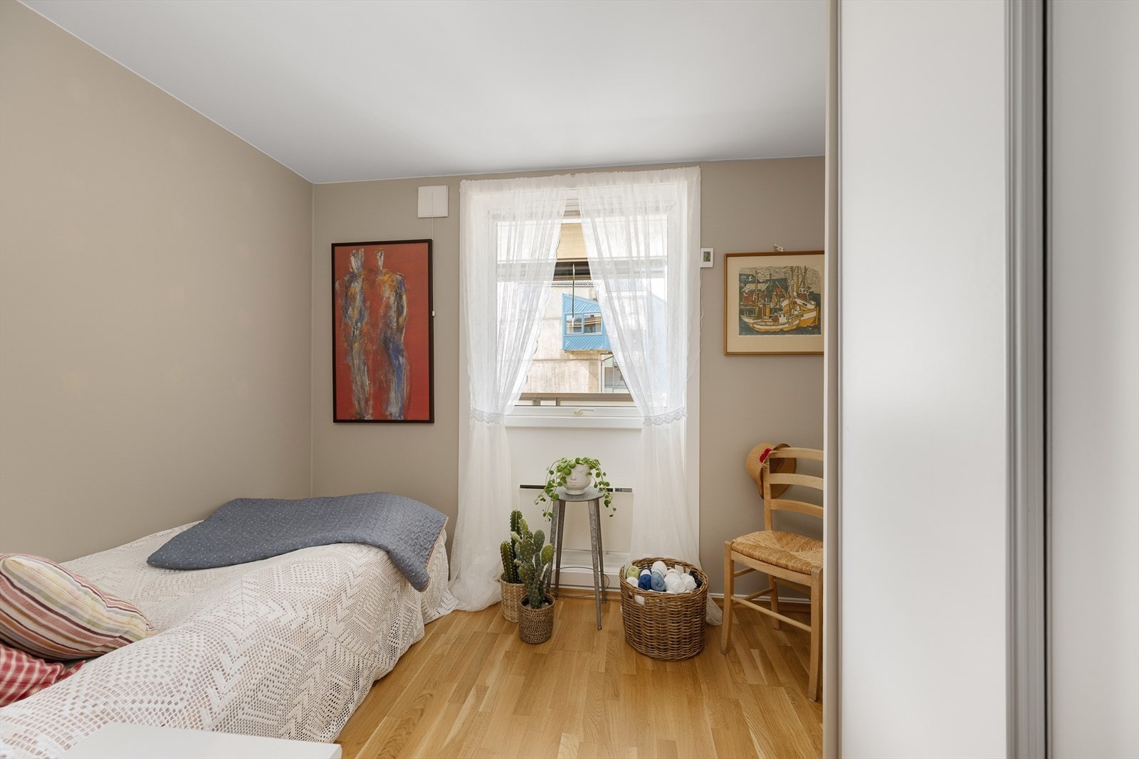 Det andre soverommet egner seg godt som barnerom, gjesterom eller kontor. Galleribilde