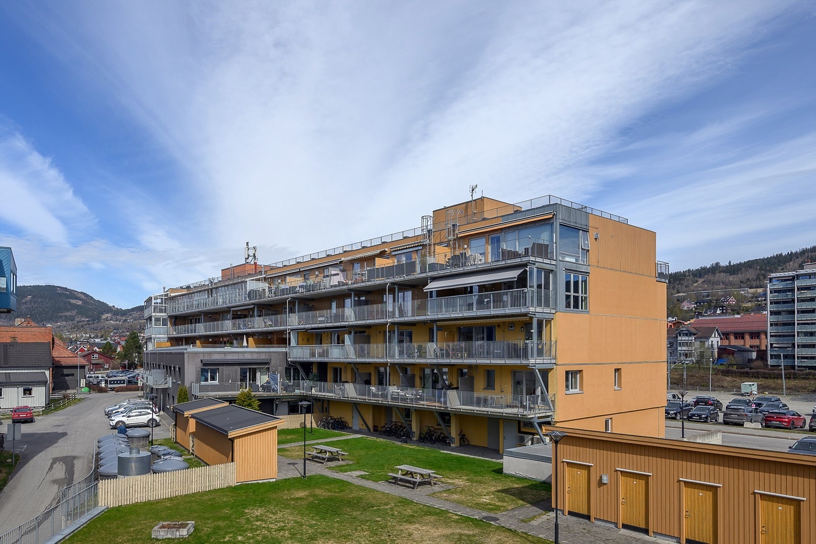 Leiligheten ligger i Sameiet Madshus Panorama, et kombinert bolig- og næringsbygg med 57 seksjoner. Galleribilde