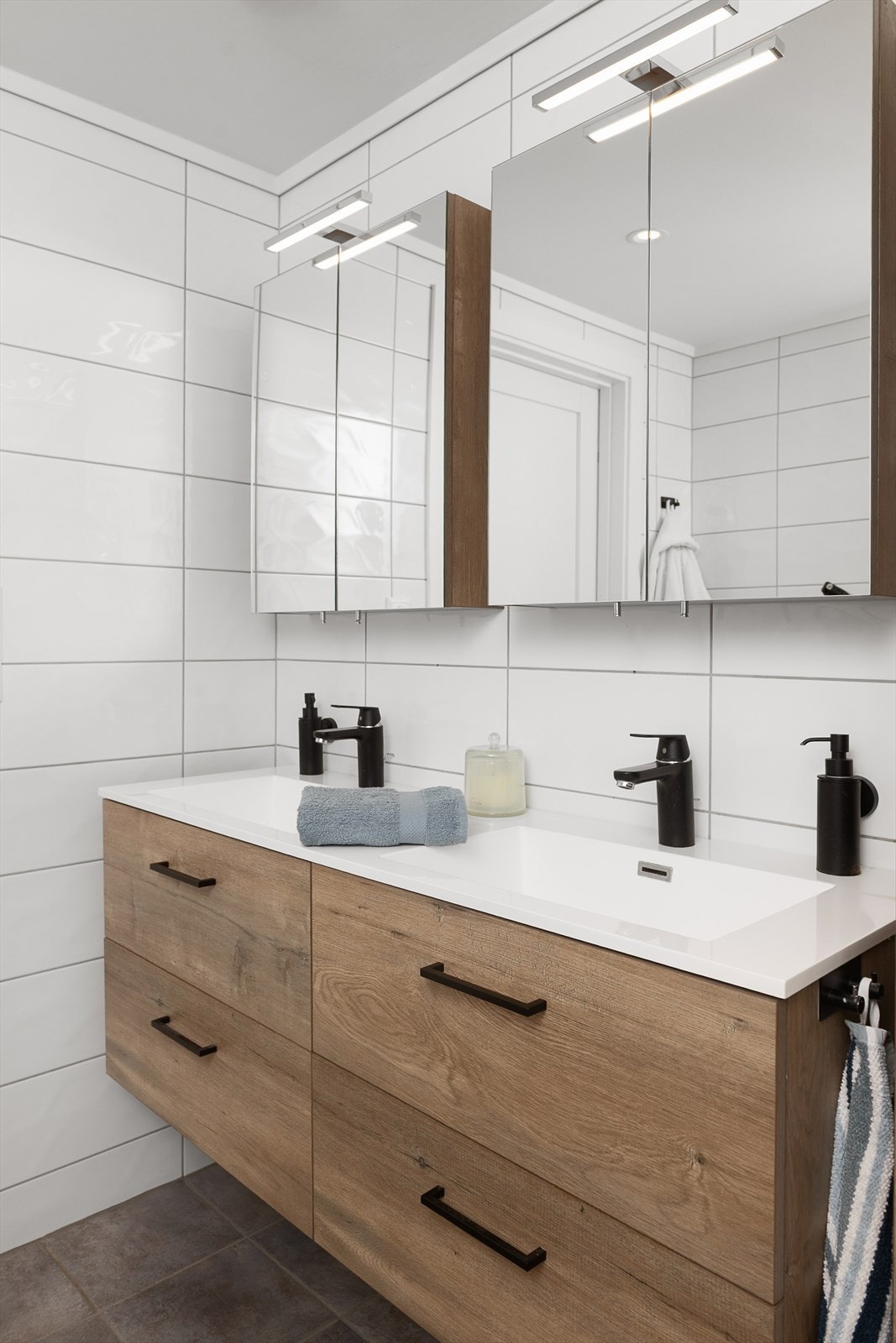 Detalj fra badet med dobbel servant og speilskap med integrert belysning. Galleribilde