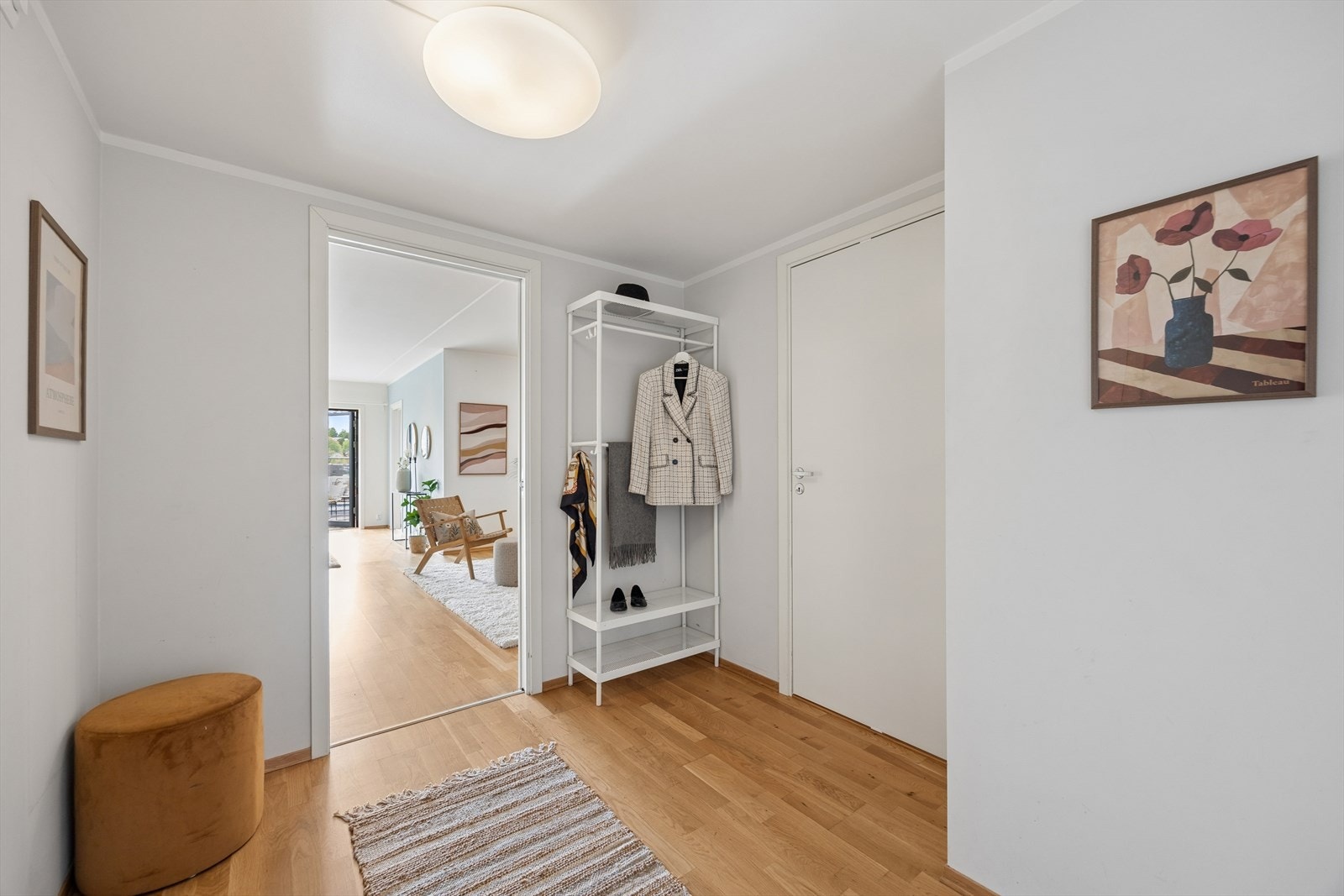 Entré med garderobeoppheng - dør til venstre inn til bod/garderobe med skap - dørcalling med kamera-funksjon Galleribilde