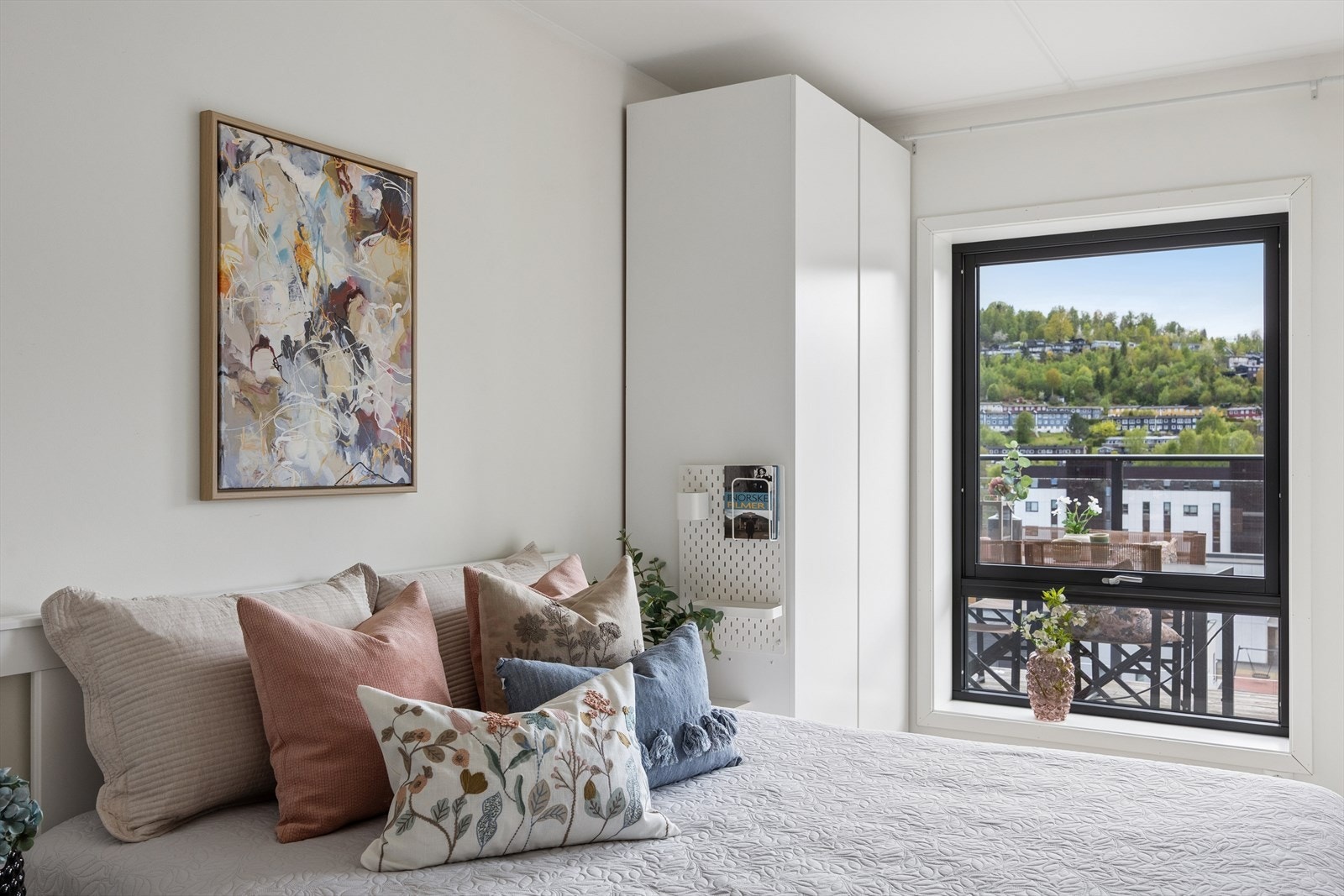 Lyst og fint hovedsoverom Galleribilde