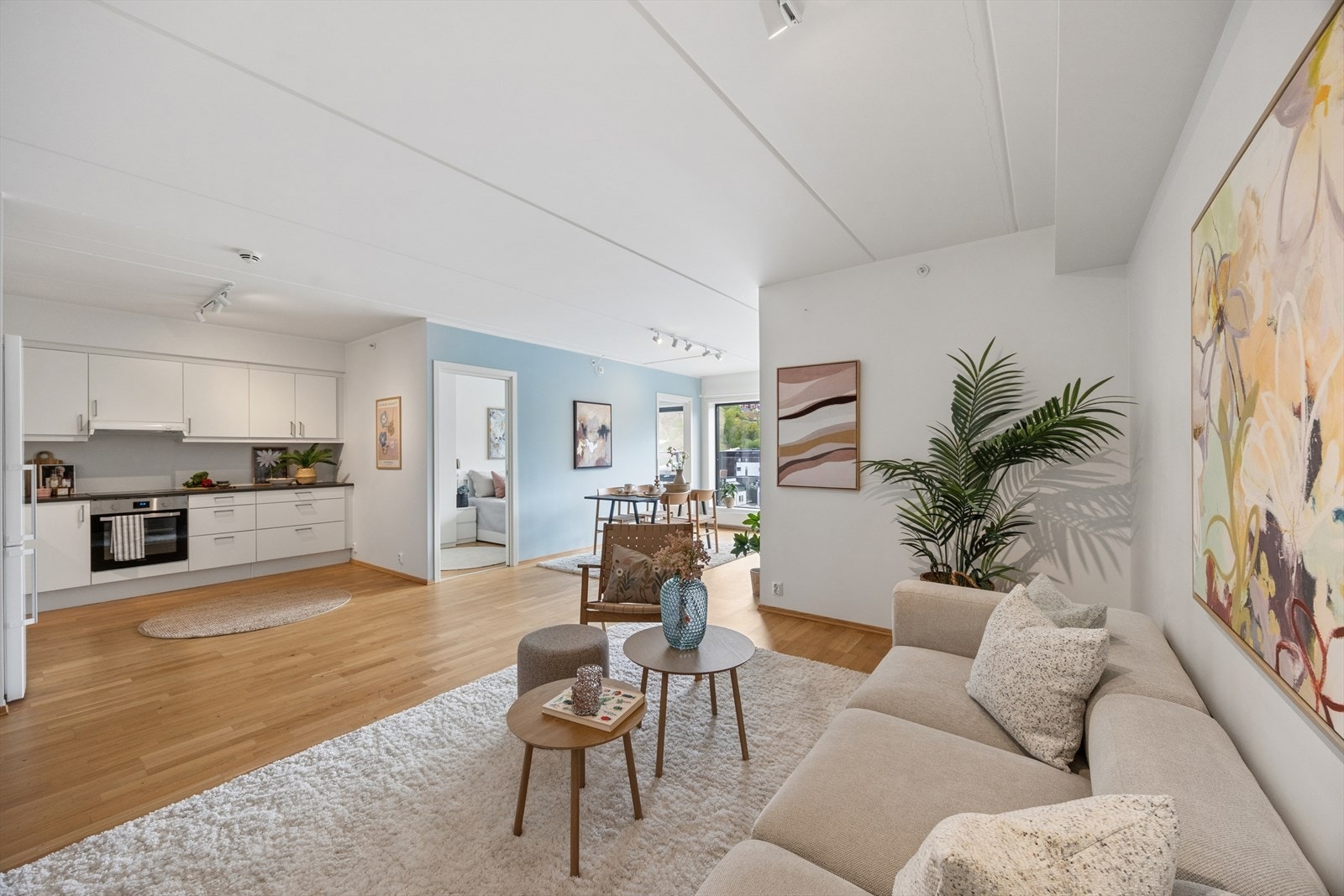 Stuen har plass til både spisebord og sofagruppe Galleribilde