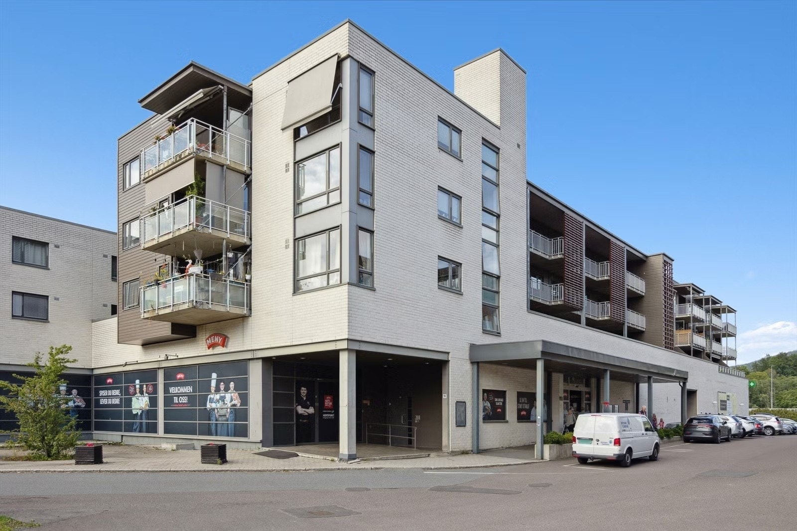 Det er matbutikker (Rema og Kiwi), div. butikker og treningssenter på Vøyenenga senter. (Meny ser erstattet av Kiwi) Galleribilde