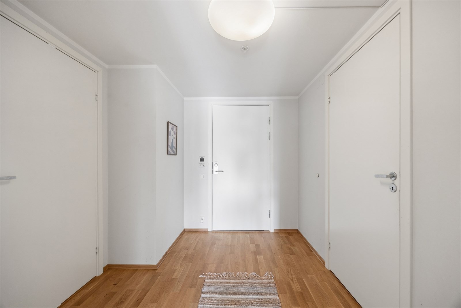 Romslig entré - dørcalling med kamerafunksjon - bod/garderobe lett tilgjengelig (dør til venstre) fra entré Galleribilde
