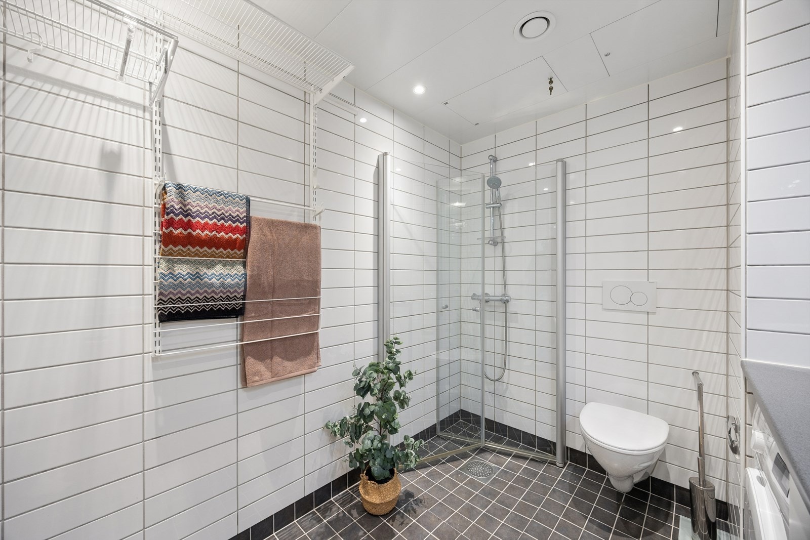 Flislagt dusjbad/wc/vaskerom med varmekabler - downlights - innsvingbare dusjdører - håndkleoppheng Galleribilde