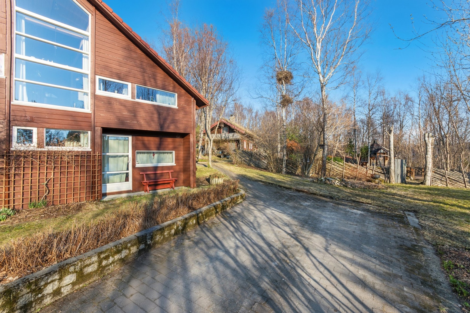 Boligen er omgitt av natur, med direkte tilgang til skog og mark fra egen tomt. Galleribilde