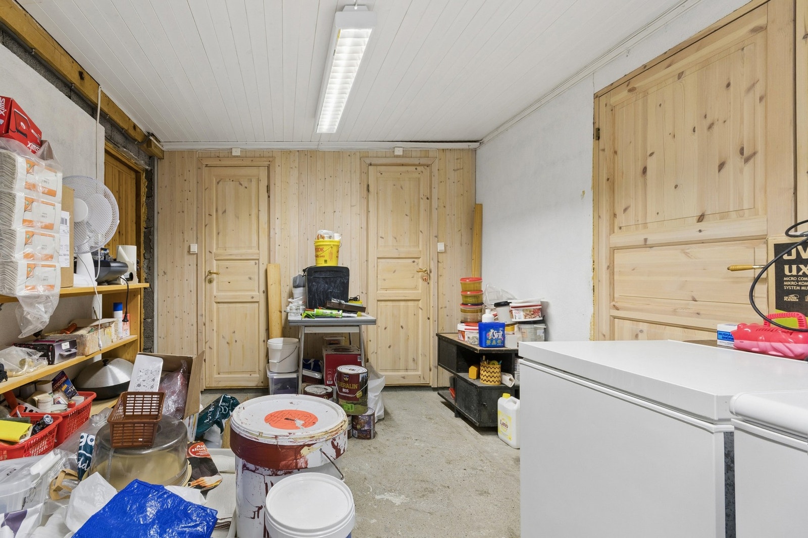 Stort disponibelt rom i underetasjen med flere boder, perfekt for lagring eller verksted. Galleribilde
