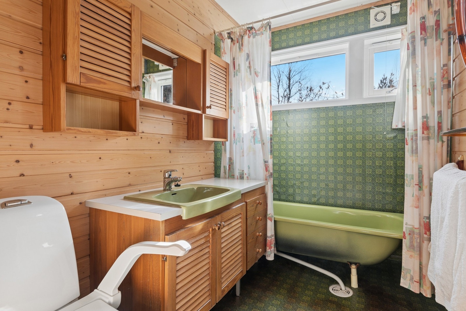 Badet er utstyrt med badekar, servant i innredning og toalett. Galleribilde