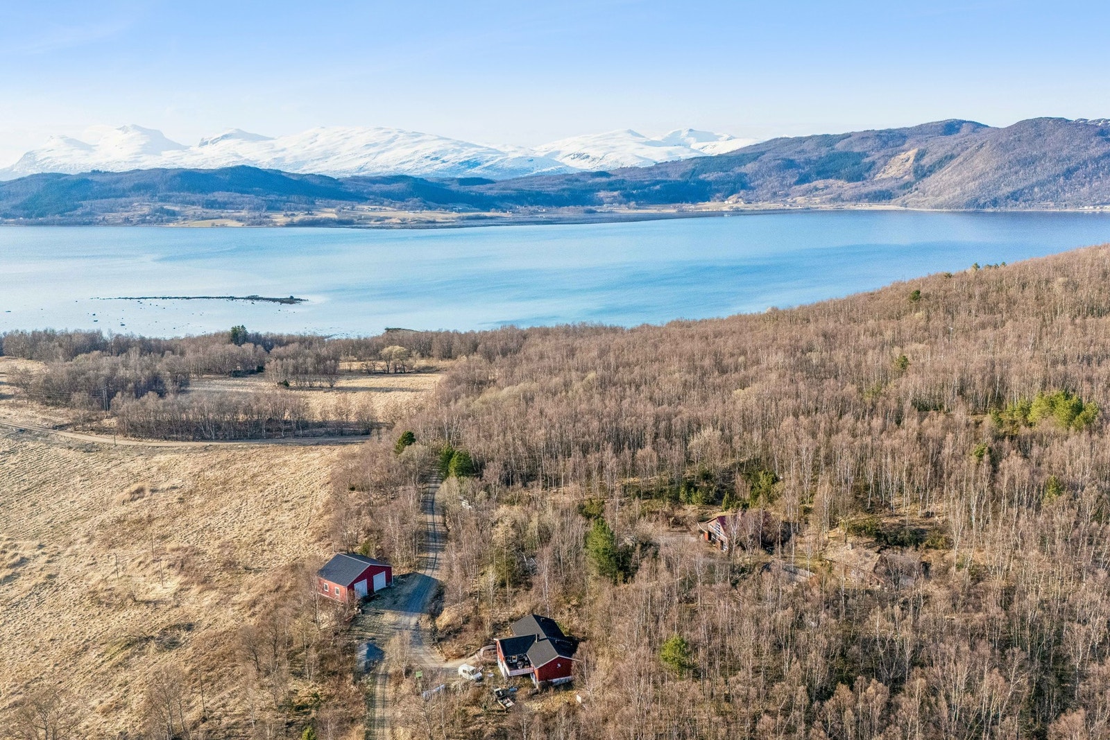 Eiendommen har en idyllisk plassering med utsikt over fjorden . Galleribilde