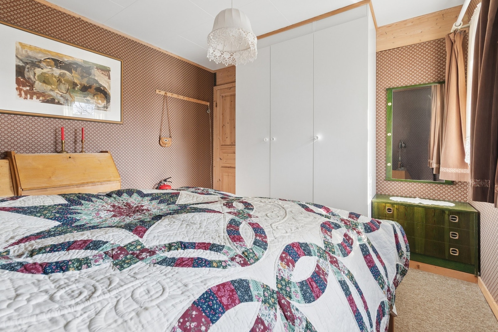 Hovedsoverom med god plass til dobbeltseng og garderobeskap. Galleribilde