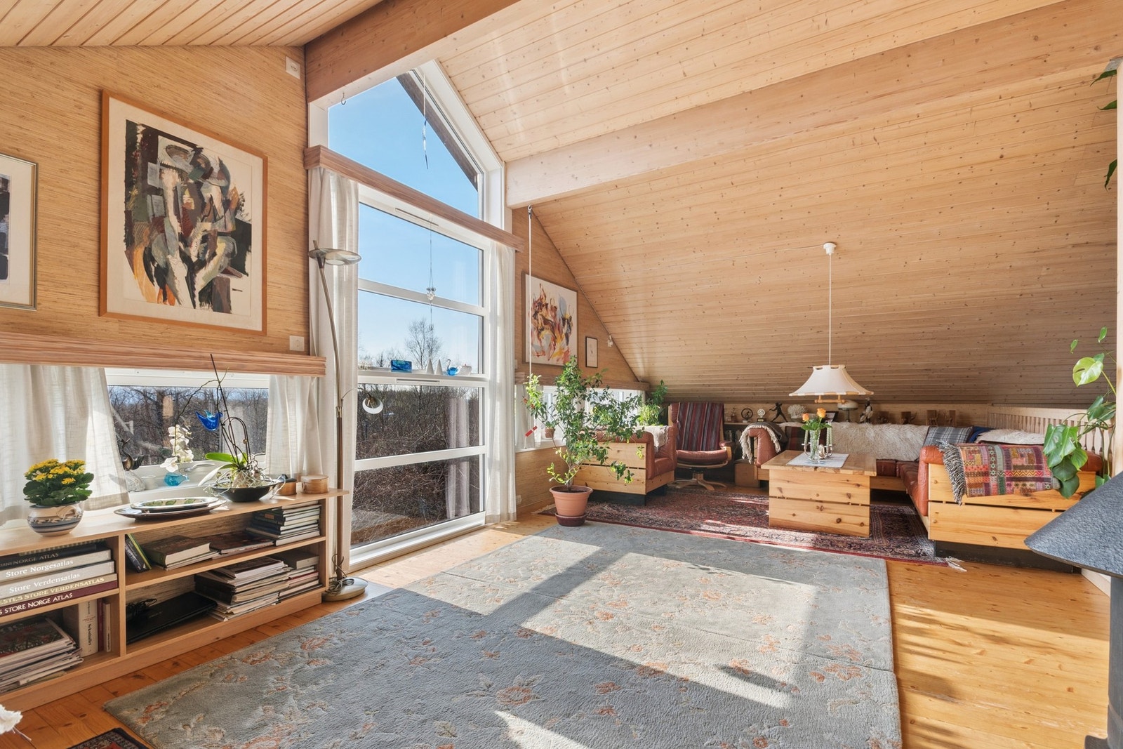 Fra stuen har man direkte kontakt med naturen utenfor gjennom de store vinduene. Galleribilde