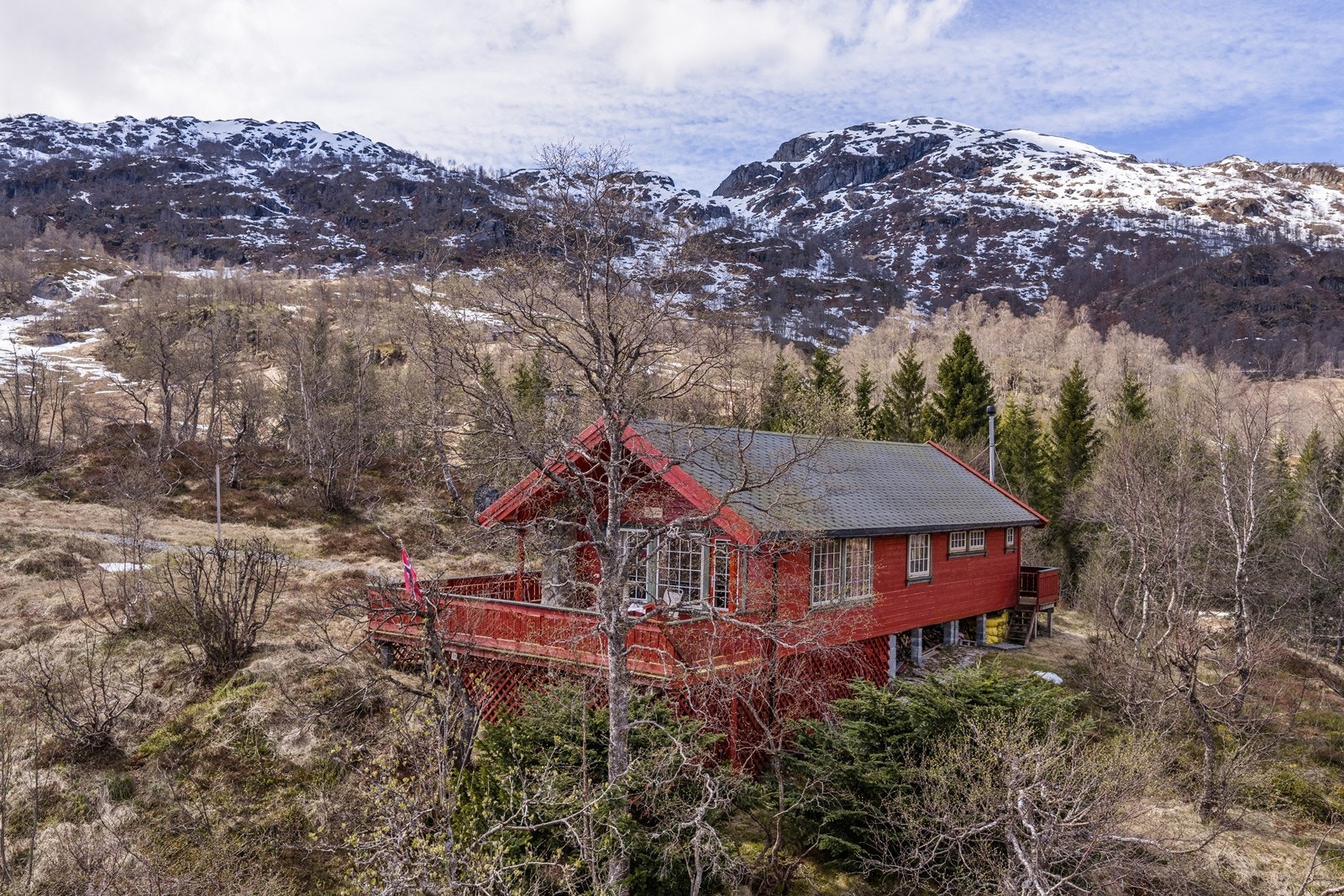 Området byr på utallige turmuligheter for små og store, året rundt; mange kilometer preparte skiløyper (lysløype ca. 2,5km) og ulike turmål/nuter. Galleribilde