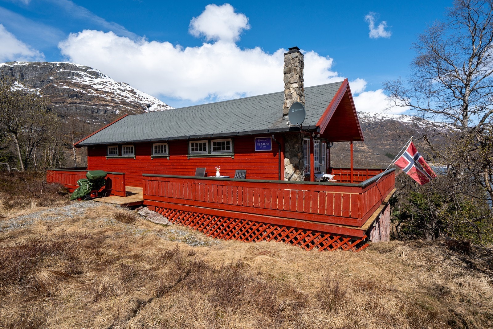 Kjekke terrasseområder rundt hytta! Galleribilde