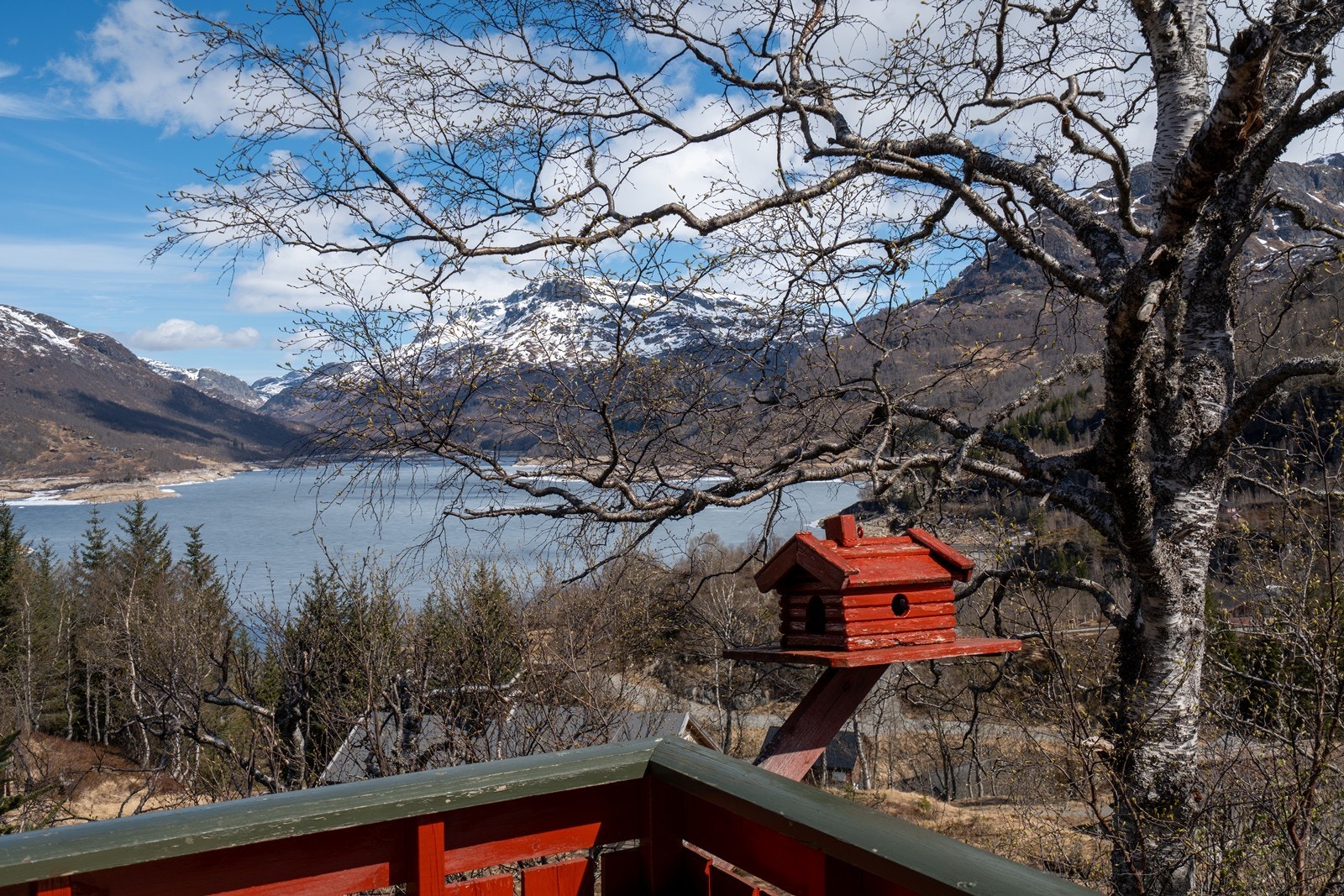 Hytten ligger åpent og fritt med flott utsikt nedover dalen og ikke minst ut over hele Slettedalesvannet. Galleribilde