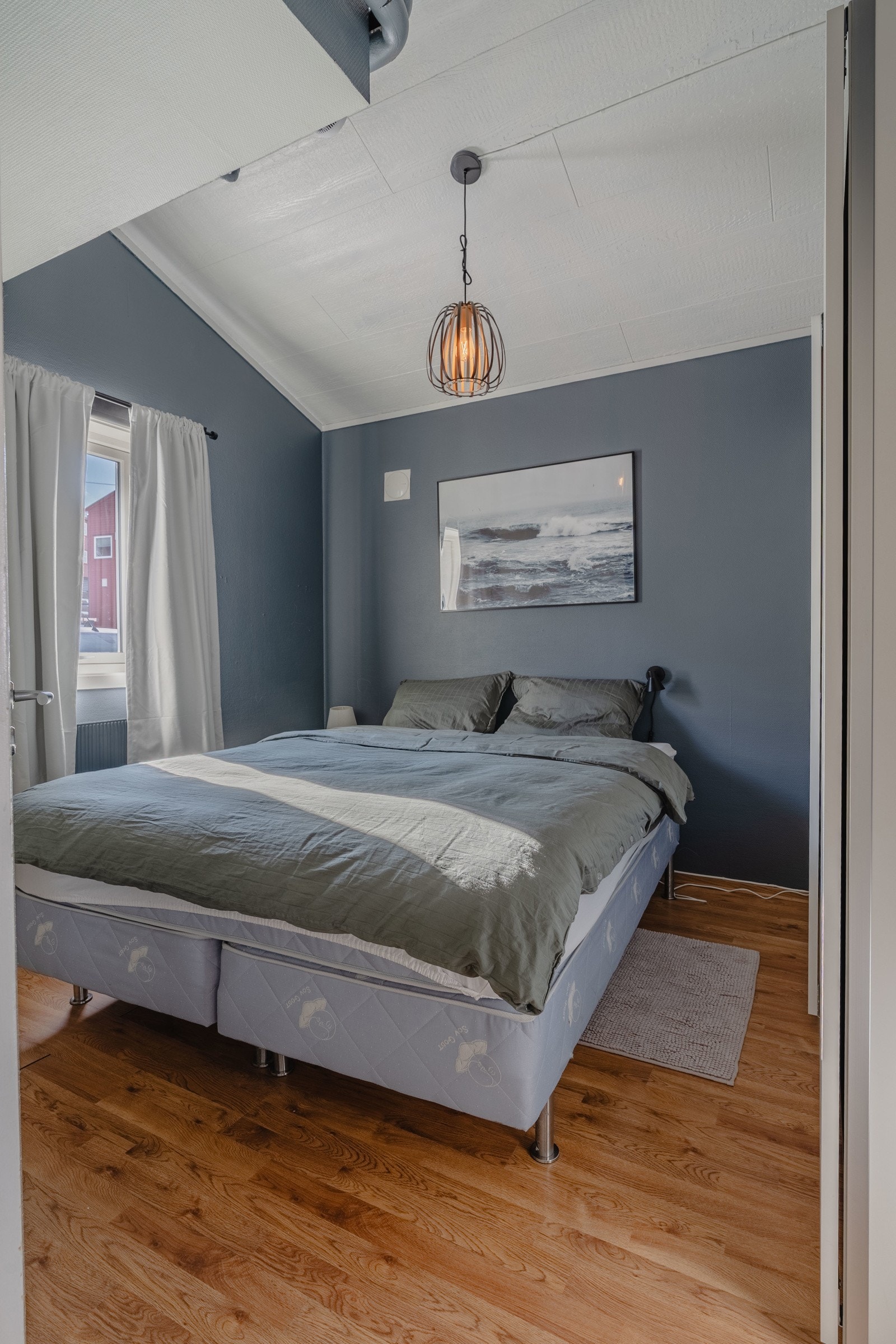 God plass til både dobbeltseng og garderobe Galleribilde