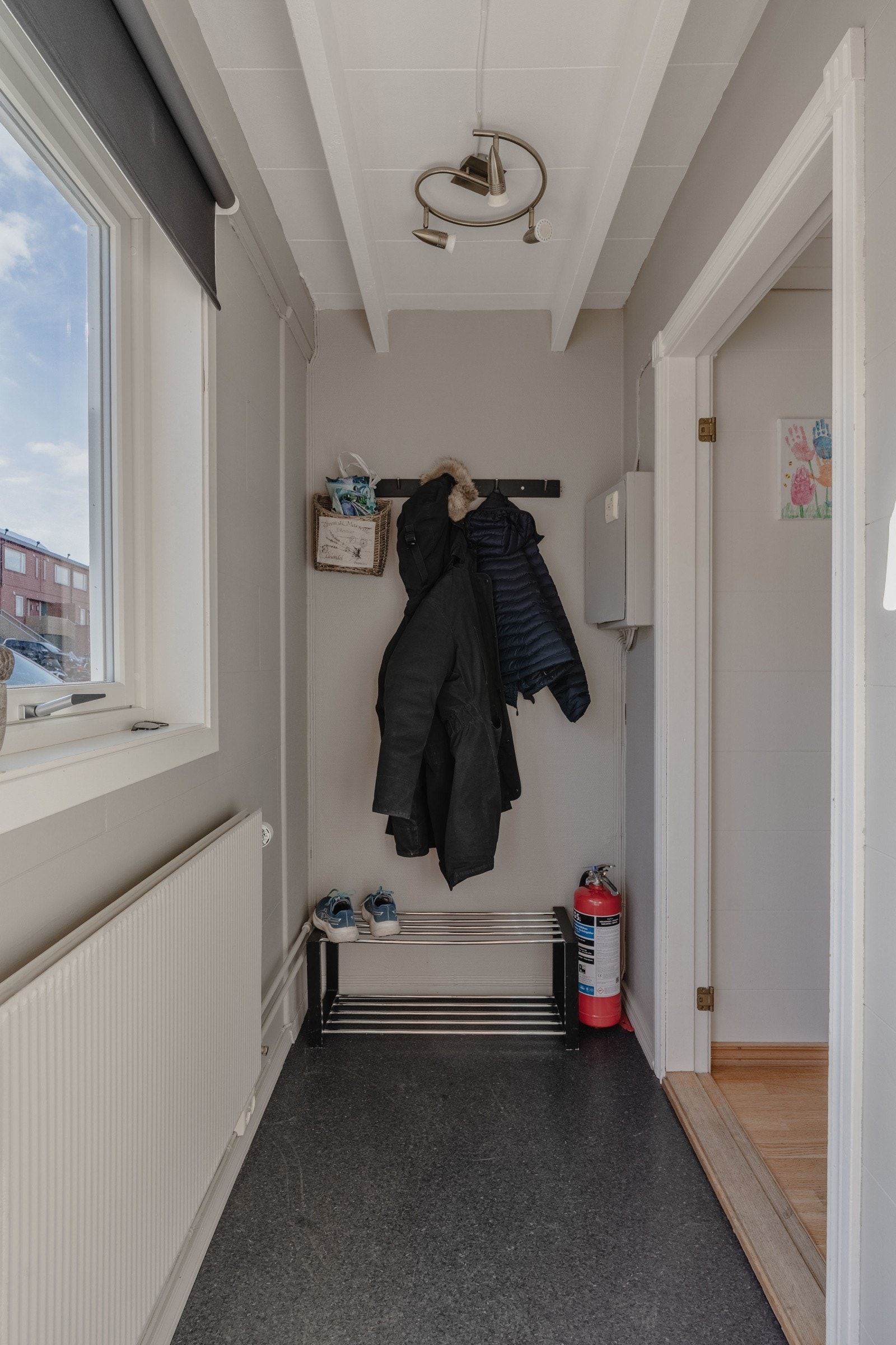 Det første du møter er dette inngangspariet som leder deg videre til soverom, bad, bod og videre inn til stue og kjøkken Galleribilde